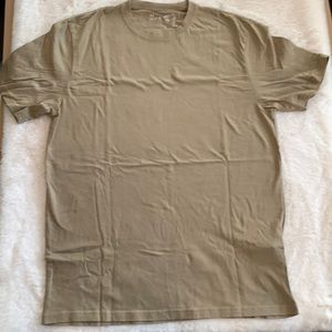 Under Armour Mens Large tan short sleeve shirt